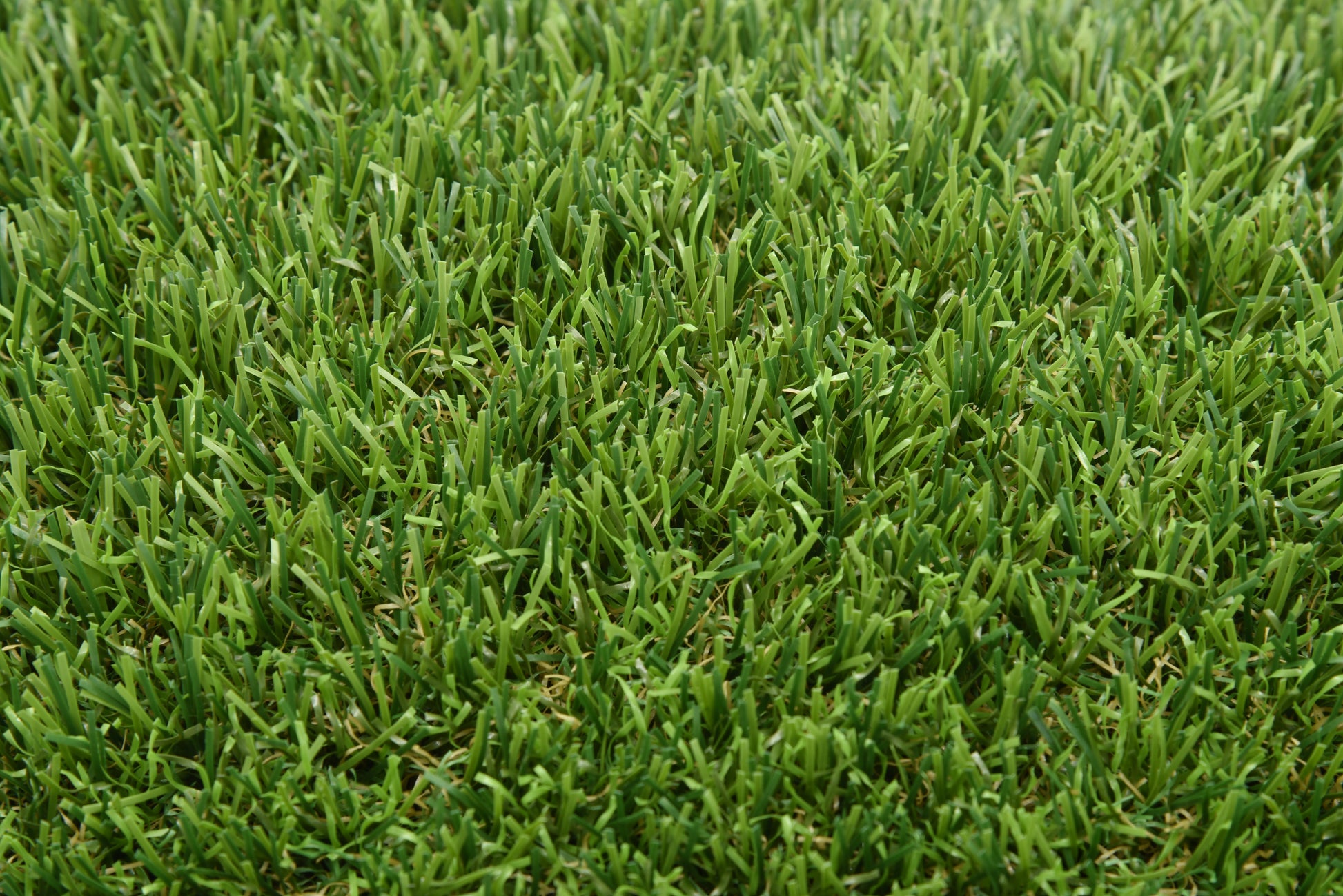 Eira konstgräsmatta från Svea Grass, slitstark och grön för trädgård, landscaping och aktiva ytor.