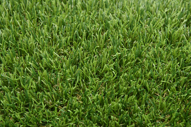 Eira konstgräsmatta från Svea Grass, slitstark och grön för trädgård, landscaping och aktiva ytor.