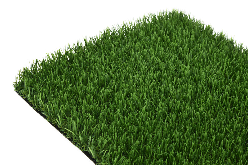 Svart konstgräsmatta från Svea Grass, slitstark och hållbar för tuffa miljöer, visar grässtrån och texturen.