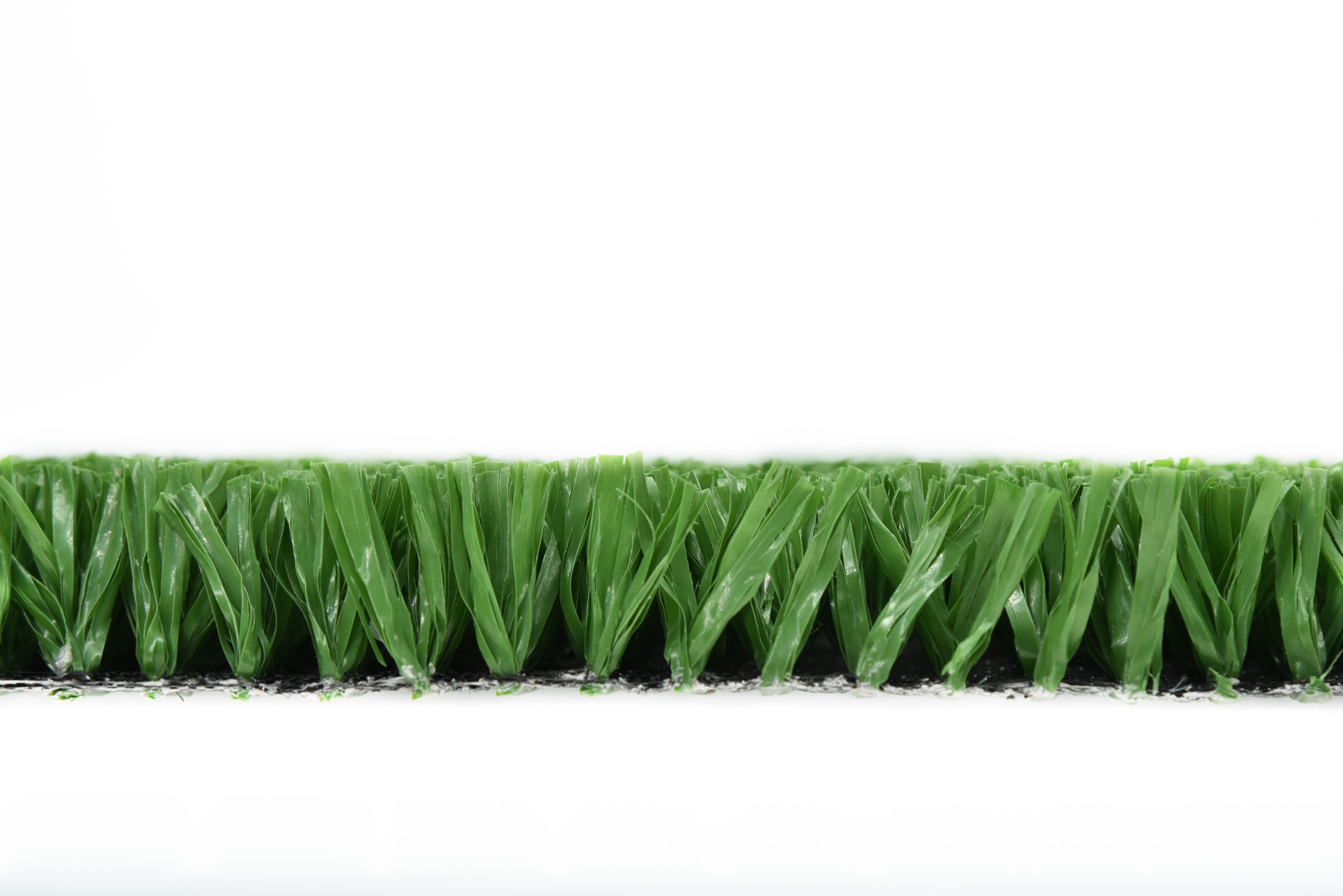 Slitstarkt konstgräs för lek och multisport från Svea Grass, visar en mjuk, grön konstgräsmatta för utomhusaktiviteter.