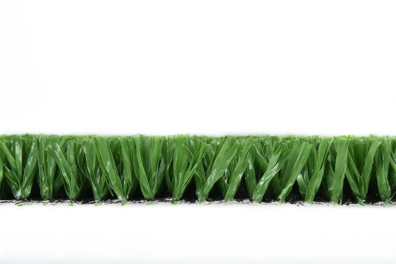 Slitstarkt konstgräs för lek och multisport från Svea Grass, visar en mjuk, grön konstgräsmatta för utomhusaktiviteter.
