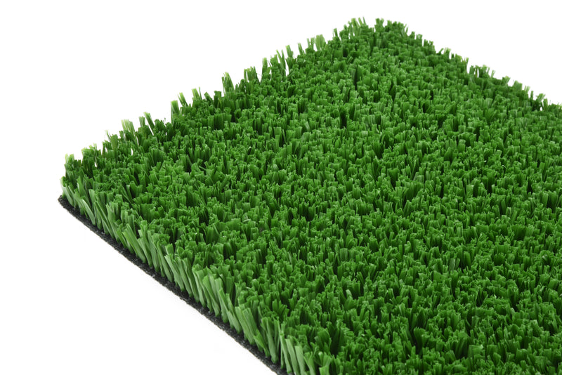 Slitstarkt konstgräs för lek och multisport från Svea Grass, visar en mjuk, grönt konstgräsyta för utomhusbruk.