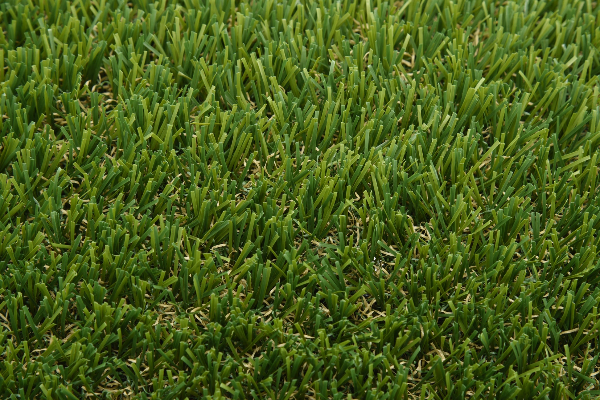 Lykke konstgräsmatta från Svea Grass, mångsidig konstgräs för lek, landskap och offentliga miljöer, visar grönt konstgräs.