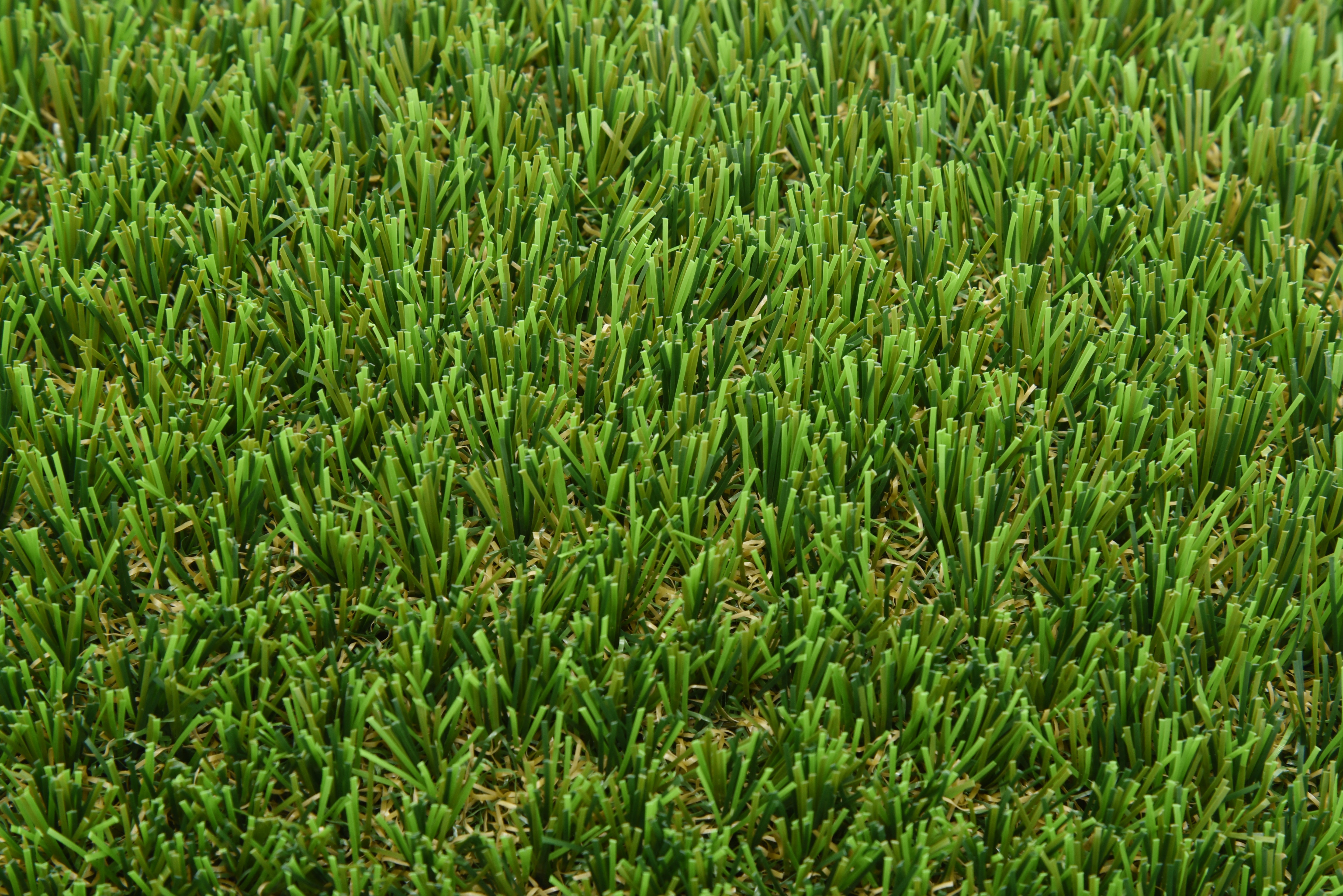 Svensk konstgräsmatta från Svea Grass, Mysa, för trädgård och landscaping med grön, tät och naturlig utseende.