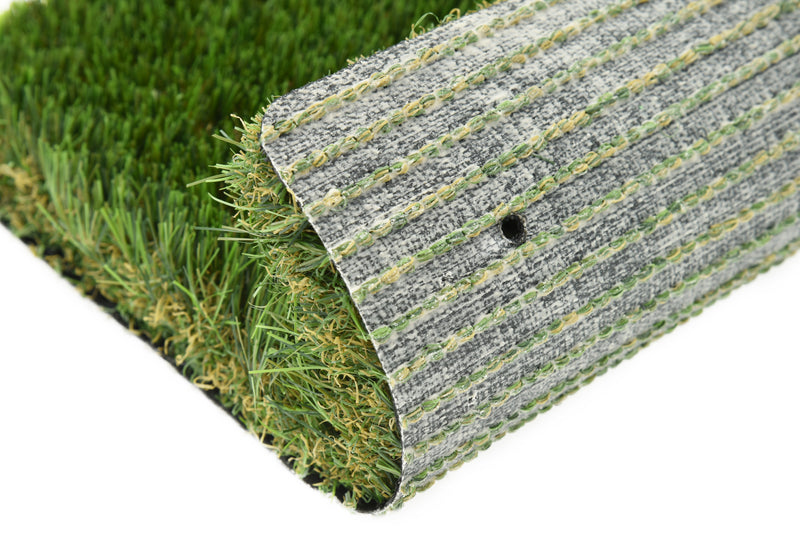 Svart konstgräs från Svea Grass, Mysa, för trädgård och landscaping, visar en tät, grön konstgräsmatta på en trädgårdsbakgrund.